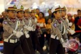 Sejumlah pelajar murid SD beraksi mengikuti lomba polisi cilik di Central Park, Jakarta, Sabtu (7/9). Lomba yang diikuti 11 Polres Se-DKI Jakarta tersebut digelar dalam rangka peringatan HUT ke-68 RI yang memperebutkan piala Kapolda Metro Jaya dengan mengusung tema membentuk karakter anak Indonesia. ANTARA FOTO/Fajar/pras/ed/ama/13
