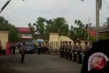 Kapolda Kalbar yang baru, Brigjen Pol Arie Sulistyo, datang pada hari pertama kerja di markas Polda Kalbar yang disambut segenap polisi dan staf pada Rabu. Brigjen Pol Arie Sulistyo yang sebelumnya sebagai Wakakorbrimob Polri, menggantikan pejabat lama Brigjen Pol Tugas Dwi Apriyanto yang dipindahkan untuk menjabat sebagai Kasetukpa Polri Lemdikpol. (Foto Antara Kalbar / Andilala) 