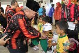 Banjarmasin, 18/9 - PUNCAK HAN 2013 - Wali Kota Banjarmasin H Muhidin didampingi Sekda H Zulfadli Gazali memberikan tropi kepada salah satu anak TK pada puncak peringatan Hari Anak Nasional (HAN) 2013 di Balai kota, Rabu (18/90). Untuk memeriahkan HAN panitia menggelar berbagai lomba dan pertunjukan yang diikuti oleh anak usia SD dan TK.(Foto Antara/humas/D)
