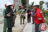 Bupati Kutai Kartanegara Rita Widyasari saat berbincang dengan salah satu perwakilan kontraktor (PT HK) tentang progress pembangunan Jembatan Kartanegara, Senin (30/9). (hayru Abdi/ANTARA Kaltim)