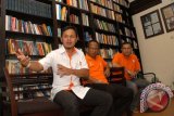 Pasangan Calon walikota dan wakil walikota Bogor periode 2014-2019 Bima Arya (kiri)-Usmar Hariman (tengah) dan ketua tim pemenangan bidang advokasi Bima-Usmar, Lutfie Triadi (kanan) menyampaikan keterangan tentang spanduk kampanye hitam yang menyerang pasangan tersebut di Komplek baranangsiang Indah, Kota Bogor, Jabar, Jumat (13/9). Pasangan Bima Arya-usmar Hariman menyesalkan spanduk yang menyudutkan salah satunya berisi tentang akan dihapusnya angkutan kota jika Bima Arya-usmar Hariman terpilih sebagai walikota dan wakil walikota Bogor. ANTARA/Jafkhairi/13  