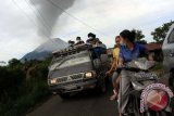 Sejumlah warga menjauh dari Gunung Sinabung yang meletus, di Desa Perteguhen, Kabupaten Karo, Sumut, Selasa (17/9). Gunung Sinabung kembali meletus sekitar 12.05 WIB. ANTARA FOTO/Irsan Mulyadi/nym/2013.