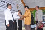 Banjarmasin, 9/9 - WELCOME PARTY - Sekda Banjar Ir. Nasrunsyah didampingi Direktur Akper Intan Martapura Sirajudin, SKM. M. Kes juga menyerahkan penghargaan kepada para mahasiswa baru yang dinilai berperestasi saat kegiatan orientasi pengenalan kampus Akper Intan Martapura tahun 2013 saat Welcome Party Mahasiswa Baru Akper Intan Martapura tahun Akademik 2013/2014, di ruang Akper Intan Banjar Martapura.(Foto Antara/humas/D)