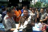 Direktorat Reserse Narkoba Kepolisian Daerah Kalimantan Barat, Rabu memusnahkan sebanyak 1.726 butir ekstasi, 250 gram sabu dan berhasil menangkap tiga orang tersangka, yakni AH warga negara Indonesia, kemudian dua warga negara Malaysia berinisial CYK, dan LTH, pada Sabtu (17/8). Kapolda Kalbar Dwi Apriyanto mengatakan terungkapnya jaringan narkoba internasional itu sebagai hasil penyamaran petugas sebagai pembeli. ( Foto Antara Kalbar / Andilala )