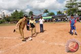 Banjarmasin, 4/9 - LPI 2013 - Wakil Wali Kota  Banjarmasin H Irwan Anshari menendang bola saat pembukaan Liga Pelajar Indonesia (LPI) 2013 di lapangan sepak bola Kayu Tangi, Selasa (3/9. LPI yang di gelar Diknas Banjarmasin itu diikuti 18 pelajar SLTP dan 19 SLTA.(Foto Antara/humas/herry murdy/D