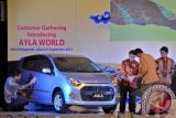 Pengunjung mengamati mobil Astra Daihatsu Ayla saat acara peluncurannya di Jakarta, Senin (9/9). Astra Daihatsu Ayla termasuk dalam Low Cost Green Car (LCGC), bermesin silinder 980-1200, dengan konsumsi bahan bakar 20 km per liter, dipasarkan di Indonesia dengan kisaran harga Rp 76 juta - Rp 106 juta dalam berbagai varian. ANTARA FOTO/Yudhi Mahatma