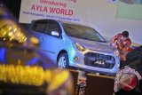 Pengunjung mengamati mobil Astra Daihatsu Ayla saat acara peluncurannya di Jakarta, Senin (9/9). Astra Daihatsu Ayla termasuk dalam Low Cost Green Car (LCGC), bermesin silinder 980-1200, dengan konsumsi bahan bakar 20 km per liter, dipasarkan di Indonesia dengan kisaran harga Rp 76 juta - Rp 106 juta dalam berbagai varian. ANTARA FOTO/Yudhi Mahatma