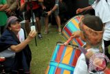 Aktris senior Christine Hakim (kiri) memotret atraksi budaya "Tambua Tasa" asal Padang Pariaman pada Festival Danau Toba (FDT) 2013, di Bukit Beta, Samosir, Sumut, Selasa (10/9). Christine Hakim mengunjungi danau terbesar di Indonesia dan Asia Tenggara tersebut, dalam rangka membuat film dokumenter Festival Danau Toba. ANTARA FOTO/Irsan Mulyadi/ed/pd/13