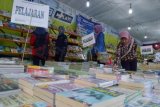 Madiun (Antara Jatim) - Sejumlah orang memilih buku di stand bazar buku di Alun-alun Madiun, Jumat (20/9). Menurut penjual, dalam sehari hari sedikitnya 100 buah buku terjual, baik buku pelajaran maupun umum. (FOTO Siswowidodo/13/edy)