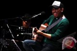 Penyanyi Glenn Fredly tampil dalam mini konser "Demo Lagu Sendiri" di Gedung Kesenian Jakarta, Pasar Baru, Jakarta, Kamis (5/9). Glenn Fredly membawakan 30 lagu dengan cerita perjalanan dan pengalaman di balik penciptaan lagu-lagunya hingga menjadi hits. ANTARA FOTO/Teresia May/Koz/Spt/13.