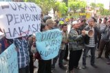 Kediri (Antara Jatim) - Sejumlah warga dari Desa Srikaton, Kecamatan Papar, Kabupaten Kediri, Jawa Timur, unjuk rasa meminta agar Kejari Kota Kediri melaksanakan putusan Mahkamah Agung (MA) menahan kades yang terbukti melakukan penggelapan, di kantor Kejari setempat, Kamis (19/9). Kades Srikaton Hari Purnomo telah menggelapkan dana kas desa sebesar Rp36 juta yang merupakan kompensasi pendirian sutet di daerah itu. FOTO Asmaul Chusna/13/Chan.