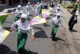 Pasuruan (Antara Jatim) - Sejumlah siswa berlatih drum band, saat melintas d Jl Dewi Sartika, Bangilan, Kecamatan Purworejo, Pasuruan, Jatim, Rabu (4/9). Latihan tersebut sebagai persiapan mengikuti Lomba Drum Band se Jatim yang di adakan oleh Persatuan Drum Band Indonesia (PDBI) pada 6 Oktober 2013 di Surabaya. FOTO Adhitya Hendra/EI/13