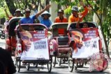 Sejumlah tukang becak menggelar aksi dukung Joko Widodo sebagai Calon Presiden Indonesia di Solo, Jateng, Kamis (5/9). Mereka menyatakan dukungan untuk Jokowi sebagai sosok yang Jujur, anti korupsi dan dekat dengan rakyat kecil sehingga PDI Perjuangan harus medorong pencalonannya sebagai presiden. ANTARA FOTO/Akbar Nugroho Gumay/nym/2013.