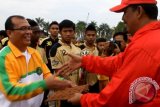 Wakil Bupati Kutai Kartanegara HM Ghufron Yusuf (kanan) saat menyerahkan penghargaan kepada Ketua Harian Pengcab Perkemi Kukar Alauddin Zen (kiri) atas prestasi atlit Kempo asuhannya yang meraih 2 medali emas di Jepang, dalam rangkaian Peringatan Hari Olahraga Nasional (Haornas) ke-30 Tahun 2013 di Tenggarong, Kamis (12/9). (Johan A Hakim/ANTARA Kaltim)