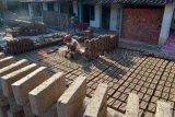 Magetan (Antara Jatim) - Perajin menyelesaikan pembuatan batu bata di Desa Sugihwaras, Kec. Maospati, Magetan, Minggu (22/9). Menurut perajin, sejak sebulan terakhir harga batu bata melonjak dari Rp 400/buah menjadi Rp 550/buah, yang disebabkan kenaikan harga tanah sebagai bahan baku dan sekam sebagai bahan bakar. (FOTO Siswowidodo/13/edy)