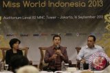 CEO MNC Group Hary Tanoesoedibjo (tengah) bersama Direktur MNC Media Nana Putra (kiri) dan Direktur Corporate Affair RCTI Syafril Nasution (kanan) memberikan keterangan pers penyelenggaraan Miss World 2013 di Gedung MNC Tower, Jakarta, Senin (16/9). Kegiatan Penyelenggaraan Miss World 2013 resmi diadakan di Bali hingga malam final pada tanggal 28 September mendatang. ANTARA FOTO/Muhammad Adimaja/nym/2013.