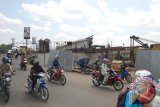 Banjarmasin, 25/9 JEMBATAN KEMBAR - Pengendara mobil dan motor melintas disamping jembatan jalan S Parman Banjarmasin, Selasa (25/9). Jembatan itu akan dibangun menjadi jembatan kembar untuk mengurangi kemacetan yang terjadi setiap hari dikawasan jalan yang merupakan akses Trans Kalimantan menuju Provinsi Kalimantan Tengah.(Foto Antara/Asmuni/A)  
