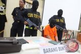 Tersangka M dikawal oleh petugas Bea & Cukai Pontianak saat gelar barang bukti di Kantor Pengawasan dan Pelayanan Bea & Cukai Tipe Madya Pabean B Pontianak, Rabu (18/9). Bea & Cukai Pontianak menggagalkan penyelundupan narkoba jenis sabu-sabu sebanyak 260 gram atau seharga Rp 520 juta di Terminal Kedatangan Internasioal Bandara Supadio Pontianak, yang dibawa tersangka M dari Malaysia menggunakan Mas Wing Kuching - Pontianak pada 16 Desember 2012. ANTARA FOTO/Jhw/ed/ama