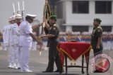 Panglima TNI Laksamana Agus Suhartono (kiri) menyerahkan panji TNI AD kepada Kepala Staf Angkatan Darat (KSAD) baru Letjen TNI Budiman (tengah) disaksikan pejabat sebelumnya KSAD Jenderal TNI Moeldoko usai upacara sertijab KSAD di Mabes AD, Jakarta Pusat, Senin (2/8). ANTARAFOTO/Fanny Octavianus