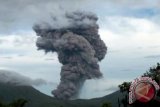 Gunung Lokon mengeluarkan semburan abu vulkanik yang terlihat dari pos pemantauan di Tomohon, Sulawesi Utara, Senin (9/9). Sekitar pukul 06.34 WITA gunung tersebut melontarkan material vulkanis hingga mencapai ketinggian 1.500 meter dari kawah Tompaluan Lokon, dan letusan itu terdengar hingga 10 kilometer. ANTARA FOTO/Fiqman Sunandar/nym/2013.