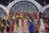 Miss World 2013 terpilih, Megan Young asal Filipina (tengah) menyanyi bersama kontestan lainnya seusai penganugerahan mahkota dalam Final Kontes Miss World 2013 di Nusa Dua, Bali, Sabtu (28/9). Posisi kedua diraih kontestan Prancis, Marine Lorphelin dan posisi ketiga diraih kontestan Ghana, Carranzar Naa Okailey Shooter. ANTARA FOTO/Nyoman Budhiana