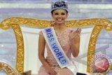 Miss World 2013 terpilih, Megan Young asal Filipina melambaikan tangan seusai penganugerahan mahkota dalam Final Kontes Miss World 2013 di Nusa Dua, Bali, Sabtu (28/9). Posisi kedua diraih kontestan Prancis, Marine Lorphelin dan posisi ketiga diraih kontestan Ghana, Carranzar Naa Okailey Shooter. ANTARA FOTO/Nyoman Budhiana
