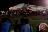 Pesawat tempur Sukhoi SU-30 MK 2 milik TNI AU diturunkan dari pesawat angkut Antonov AN-124-100 setibanya di Pangkalan Udara Sultan Hasanuddin, Makassar, Sulsel, Rabu (4/9) malam. Kedatangan dua pesawat Sukhoi SU-30 MK 2 pesanan pemerintah Indonesia itu untuk menambah kekuatan Skadron 11 Wing 5 Lanud Sultan Hasanuddin yang kini memiliki 16 unit pesawat tempur Sukhoi SU-2 SKM dan SU-30 MK 2. ANTARA FOTO/Sahrul Manda Tikupadang/nym/2013.