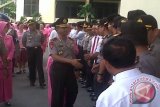 Kapolda Kalbar yang baru, Brigjen Pol Arie Sulistyo, datang pada hari pertama kerja di markas Polda Kalbar yang disambut segenap polisi dan staf pada Rabu. Brigjen Pol Arie Sulistyo yang sebelumnya sebagai Wakakorbrimob Polri, menggantikan pejabat lama Brigjen Pol Tugas Dwi Apriyanto yang dipindahkan untuk menjabat sebagai Kasetukpa Polri Lemdikpol. (Foto Antara Kalbar / Andilala) 