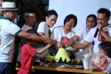 Kelompok musik asal Bandung Project Pop memotong tumpeng bersama saat hadir dalam perayaan hari jadi mereka Ke-17 di Jakarta, Rabu, (4/9). Perayaan ulang tahun disertai dengan peluncuran album mereka yang ke-9 bertajuk "Move On". ANTARA FOTO/Teresia May