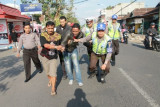 Tulungagung (Antara Jatim) - Seorang pengungsi asal Somalia digelandang sejumlah petugas keamanan setelah mencoba kabur dengan cara melompati pintu pagar Mapolres Tulungagung, Sabtu (7/9). Seratusan lebih pengungsi atau imigran gelap dari berbagai negara di kawasan Timur Tengah, Asia Selatan, serta Afrika berupaya menyeberang ke Pulau Cristmast, Autsralia dengan cara ilegal namun berhasil digagalkan jajaran kepolisian Tulungagung saat baru tiba di sekitar Pantai Brumbun, Kecamatan Tanggunggunung. Foto Destyan Sujarwoko/13/Oka.