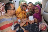 Mantan Bupati Kukar H Syaukani HR yang juga ayah kandung Bupati Rita Widyasari saat menyerahkan surat suara ke petugas TPS 03
Panji, Tenggarong, Selasa (10/9). (Hayru Abdi/ANTARA Kaltim)