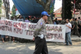 Kediri (Antara Jatim) - Sejumlah massa unjuk rasa menuntut rekapitulasi ulang hasil pemilihan kepala daerah (Pilkada) Kota Kediri, yang dilakukan pada Kamis, 29 Agustus 2013 lalu di depan kantor Kecamatan Mojoroto, Kota Kediri, Minggu (1/9). Pilkada di Kediri dilakukan bersamaan dengan Pilkada Jatim, 29 Agustus 2013. Jumlah DPT untuk Pilkada Kota Kediri sebanyak 206.340 pemilih dengan 530 tempat pemungutan suara (TPS), sementara untuk Pilkada Jatim mencapai 206.876 pemilih. Aspirasi mereka disalurkan di 531 tempat pemungutan suara (TPS) di tiga kecamatan, yaitu Kota Kediri, Pesantren, dan Mojoroto. (FOTO Asmaul Chusna/13/edy)