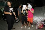 Petugas kepolisian mengamankan anak di bawah umur yang dipekerjakan pada tempat hiburan malam saat olah TKP di kawasan Tamansari, Jakarta Barat, Senin (2/9) malam. Polisi berhasil mengamankan 10 anak baru gede (ABG) dan menangkap empat tersangka dalam kasus tersebut. ANTARA FOTO/Iqbal Prakosa/nym/2013.