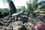 Petugas menunjukan Dolmen yang berada di situs purbakala Cipari, Kuningan, Jawa Barat, Senin (2/9). Benda purbakala yang ditemukan di Situs Purbakala Cipari pada tahun 1972 itu diantaranya Dolmen, Menhir, Peti kubur batu, kapak batu dan sejumlah benda purbakala lain yang diperkirakan ada sejak zaman Megalith hingga awal perunggu atau sekitar 1.000 tahun sebelum masehi. ANTARA FOTO/Dedhez Anggara/nym/2013.