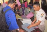 Kediri (Antara Jatim) - Sejumlah warga antre menunggu surat keterangan catatan kepolisian (SKCK) yang jadi di loket Kepolisian Resor Kediri, Jumat (13/9). Jumlah warga pencari SKCK meningkat drastis. Jika sehari, biasanya hanya 30 orang yang antre, saat ini naik mencapai 130 orang dalam sehari. Rata-rata, mereka mencari SKCK sebagai persyaratan mencari pekerjaan, salah satunya menjadi CPNS. FOTO Asmaul Chusna13/Oka. 