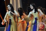 Kontestan Miss World 2013 asal Indonesia, Vania Larissa (kiri) bersama kontestan lainnya membawakan Tari Kipas dalam Pembukaan Kontes Miss World 2013 di Nusa Dua, Bali, Minggu (8/9). Kontes kecantikan yang diikuti 130 kontestan dari berbagai negara itu akan berlangsung 8-28 September di Bali. ANTARA FOTO/Nyoman Budhiana/ss/pd/13.