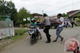 Polisi menangkap sejumlah pelajar SMA yang terlibat tawuran di kawasan jalan Lampiuneng, Banda Aceh, Selasa (10/9). Polisi menangkap 18 pelajar SMA 12 dan SMA 16 dan mengamankan senjata tajam dari tangan mereka karena menyerang SMAN-2 menyusul salah satu sekolah tidak menerima kekalahan dalam pertandingan bola pada Liga Pelajar Indonesia (LPI). ANTARA FOTO/Ampelsa/nym/2013.