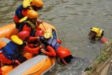 Bondowoso (Antara Jatim) - Sejumlah peserta mengikuti pelatihan penanggulangan bencana di Sungai Sampeyan Kecamatan Wonosari, Bondowoso, Jawa Timur, Sabtu (26/10). Badan Penanggulangan Bencana Daerah (BPBD) Bondowoso menggelar pelatihan penanganan bencana yang diikuti seratus peserta dari berbagai unsur untuk meningkatkan kemampuan dalam penanganan evakuasi korban bencana banjir. (FOTO Seno/13/edy)