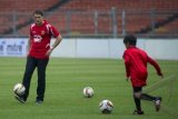 Mantan pesepakbola Manchester United, Michael Owen (kiri), mengisi sesi klinik pelatihan di Stadion Utama Gelora Bung Karno, Senayan, Jakarta, Selasa (22/10). Michael Owen bersama sejumlah mantan pesepakbola Manchester United yang tergabung dalam United Red dan mantan pesepakbola Indonesia akan menggelar laga persahabatan yang bertajuk "Battle of Red" pada Rabu (23/10) 2013. ANTARA FOTO/Ismar Patrizki/nz/13.