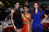 Pemain film "3 Cewek Petualang" dari (kiri-kanan) Imaz Fitria, Julia Perez, dan Aura Kasih saat gala premier film tersebut di Jakarta, Senin (28/10). Film bergenre thriller petualangan arahan sutradara Chiska Doppert tersebut menampilkan panorama alam Pulau Belitung dan petualangannya. ANTARA FOTO/Muhammad Adimaja/ss/mes/13