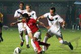 Pesepakbola Timnas U-23, Ramdani Lestaluhu (tengah) berebut bola dengan pesepakbola Timor Leste, Paulo Cesar (kanan) dan Wellington (dua kiri) pada pertandingan persahabatan di Stadion Maguwoharjo, Sleman, Rabu (30/10). Pertandingan babak pertama skor 0-0. ANTARA FOTO /Regina Safri/ed/nz/13.