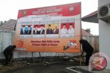Tanjung, 27/10 - Pegawai kantor komisi pemilihan umum (KPU) Tabalong memasang baliho empat pasangan calon bupati dan wakil bupati yang akan mengikuti pemilukada.  Bailho berukuran 3 x 4 meter ini dipasang di empat lokasi lainnya yakni Pasar Kapar, Kelua, Murung Pudak dan Muara Uya.  Sekretaris KPU Tabalong, Suparman menyebutkan pemasangan baliho calon bupati dalam rangka menyosialisasikan para kandidat peserta pemilu kada yang akan dilaksanakan 13 Nopember 2013.Foto :Antara/Herlina Lasmianti