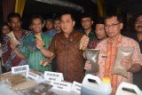 Bondowoso (Antara Jatim) - Menteri Pembangunan Daerah Tertinggal Helmy Faishal Zaini (tiga kiri) didampingi Bupati Bondowoso Amin Said Husni (dua kiri)  memperlihatkan hasil pupuk organik dan hasil pertanian organik di Desa Karang Melok Kecamatan Tamanan, Bondowoso, Jawa Timur, Jumat (11/10). Menteri PDT memberi bantuan kepada sejumlah kelompok tani di Kabupaten Bondowoso yang masih masuk kategori kabupaten tertinggal di Indonesia sebagai upaya pengentasan kemiskinan agar kabupaten itu bisa terlepas dari status kabupaten tertinggal.ANTARA FOTO/Seno/13/DK