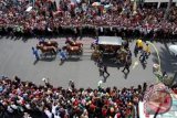 Kirab Pernikahan Agung Kraton melintas di kawasan Titik Nol Kilometer, Yogyakarta, Rabu (23/10). Kirab Pernikahan Agung Kraton Yogyakarta tersebut diawali dari Kraton menuju ke Bangsal Kepatihan. ANTARA FOTO/Noveradika