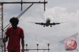 Pesawat komersial bersiap mendarat di Bandara Internasional Sam Ratulangi, Manado, Sulawesi Utara, Rabu (30/10). Pemda Sulut selain akan memperpanjang landasan pacu bandara itu dari 2.650 meter menjadi 3.000 meter, juga akan mengarahkan menjadi air cargo menuju ke Jepang. ANTARA FOTO/Fiqman Sunandar/nym/2013.