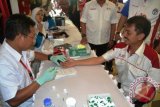 Menteri Pemuda dan Olah Raga (Menpora) Roy Suryo saat melakukan pemeriksaan kesehatan sebelum pengambilan darah pada aksi Donor Darah Dunia memperingati Hari Sumpah Pemuda tingkat Nasional di ruang Serbaguna Stadion Palaran Samarinda,Senin (28/10). (Amirullah/ANTARA)
