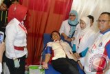 Menteri Pemuda dan Olah Raga (Menpora) Roy Suryo melakukan donor darah pada aksi Donor Darah dunia memperingati Hari Sumpah Pemuda tingkat Nasional di ruang Serbaguna Stadion Palaran Samarinda, Kalimantan Timur, Senin (28/10).(Amirullah/ANTARA)
