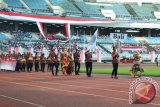 Peserta Jambore Pemuda Indonesia dan ASEAN dari Bali saat mengikuti pawai pada puncak peringatan hari Sumpah Pemuda di Stadion Palaran Samarinda, Senin (28/10). Jambore Pemuda Indonesia dan ASEAN, diikuti 33 provinsi dan sejumlah perwakilan pemuda dari negara ASEAN yakni, Vietnam, Singapura, Philipina dan India. (Amirullah/ANTARA)