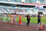 Peserta Jambore Pemuda Indonesia dan ASEAN dari Vietnam saat mengikuti pawai pada puncak peringatan hari Sumpah Pemuda di Stadion Palaran Samarinda, Senin (28/10). Jambore Pemuda Indonesia dan ASEAN, diikuti 33 provinsi dan sejumlah perwakilan pemuda dari negara ASEAN yakni, Vietnam, Singapura, Philipina dan India. (Amirullah/ANTARA)