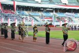 Peserta Jambore Pemuda Indonesia dan ASEAN dari Kaltim saat mengikuti pawai pada puncak peringatan hari Sumpah Pemuda di Stadion Palaran Samarinda, Senin (28/10). Jambore Pemuda Indonesia dan ASEAN, diikuti 33 provinsi dan sejumlah perwakilan pemuda dari negara ASEAN yakni, Vietnam, Singapura, Philipina dan India. (Amirullah/ANTARA)